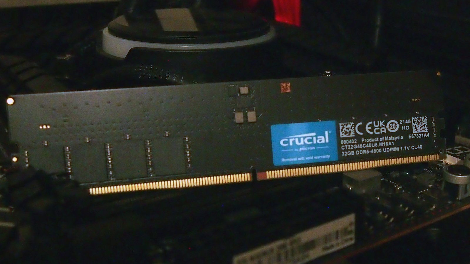 Crucial DDR5-4800 2x32GB memory kit in an Asus Maximus Z690 Apex motherboard
